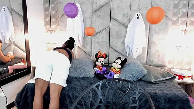 Snapshot of NiicolleMiller chatting on October 20, 2025, 12:17 pm NiicolleMiller online show from October 20, 2025, 12:17 pm