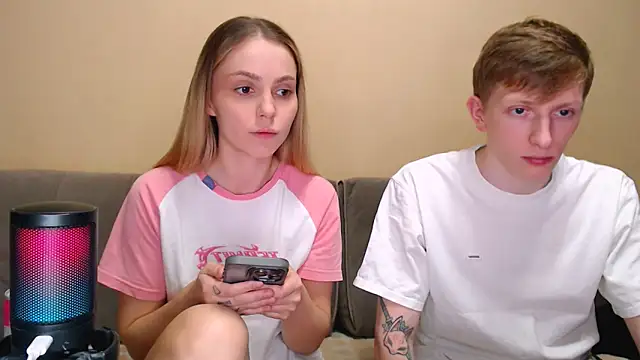 juliaanddima online show from February 23, 2026, 10:43 pm