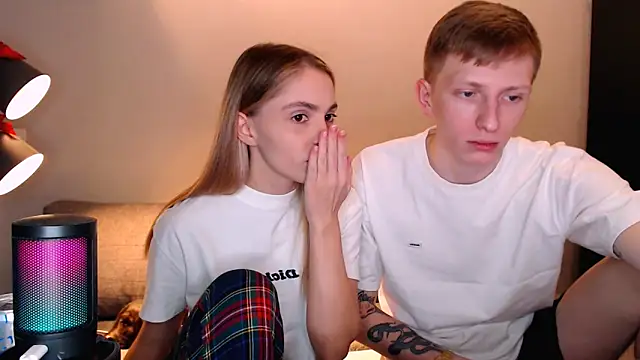 juliaanddima online show from November 15, 2025, 9:52 pm