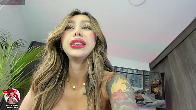 Snapshot of liah_v chatting on March 13, 2025, 9:37 pm liah v online show from March 13, 2025, 9:37 pm