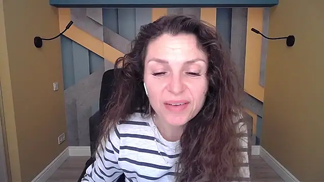 Snapshot of EllaLong chatting on November 29, 2025, 12:27 pm EllaLong online show from November 29, 2025, 12:27 pm