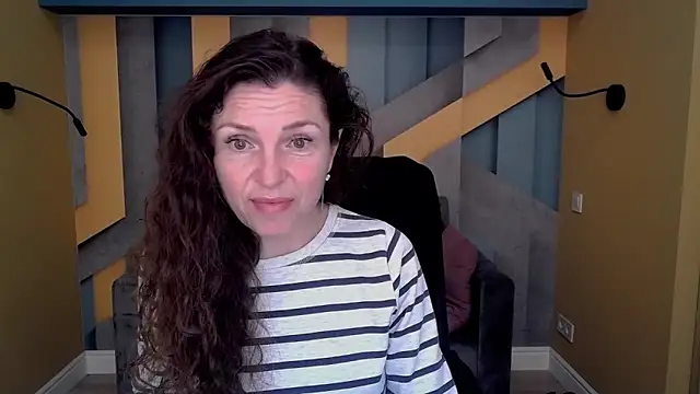 Snapshot of EllaLong chatting on November 3, 2025, 12:31 pm EllaLong online show from November 3, 2025, 12:31 pm