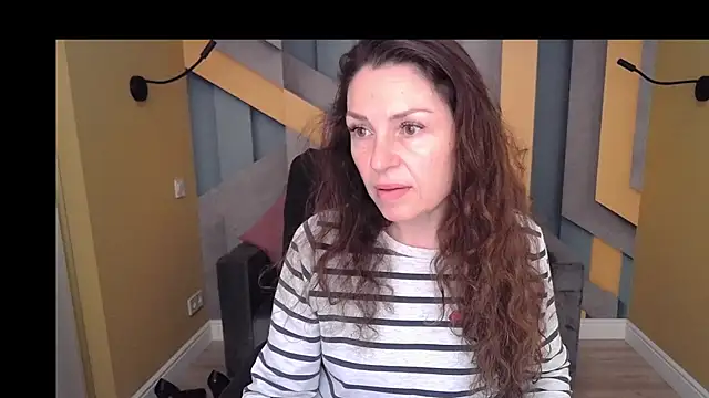 Snapshot of EllaLong chatting on December 5, 2025, 12:26 pm EllaLong online show from December 5, 2025, 12:26 pm