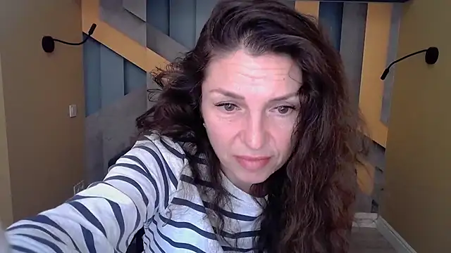 Snapshot of EllaLong chatting on October 28, 2025, 12:26 pm EllaLong online show from October 28, 2025, 12:26 pm