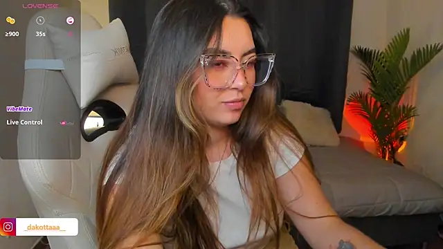 dakottaa  online show from April 16, 2026, 12:11 am