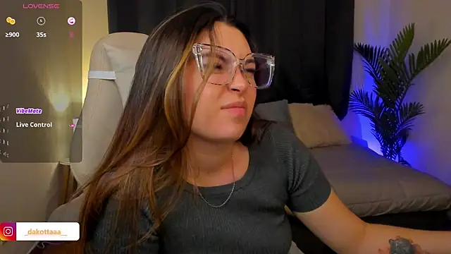 dakottaa  online show from December 15, 2025, 11:42 pm