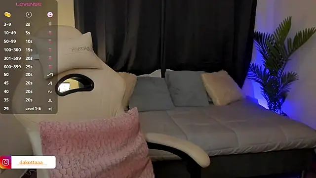 dakottaa  online show from November 20, 2025, 11:58 pm