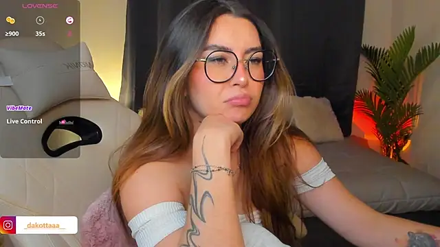 dakottaa  online show from April 6, 2026, 11:39 pm