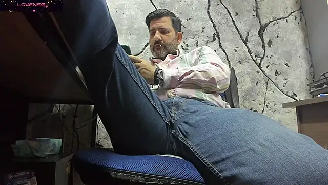 Snapshot of Maxi_TheBigDaddy chatting on September 11, 2025, 12:05 pm Maxi TheBigDaddy online show from September 11, 2025, 12:05 pm