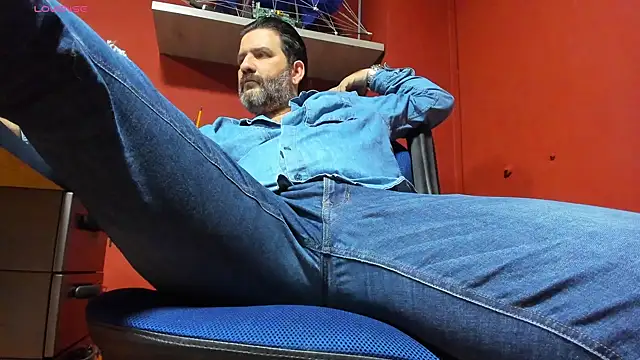 Snapshot of Maxi_TheBigDaddy chatting on March 17, 2025, 12:25 pm Maxi TheBigDaddy online show from March 17, 2025, 12:25 pm