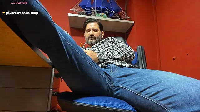 Snapshot of Maxi_TheBigDaddy chatting on March 18, 2025, 3:12 pm Maxi TheBigDaddy online show from March 18, 2025, 3:12 pm