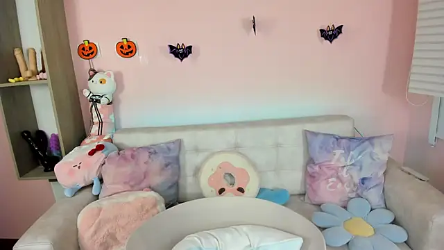 tinysara online show from October 9, 2025, 4:29 pm