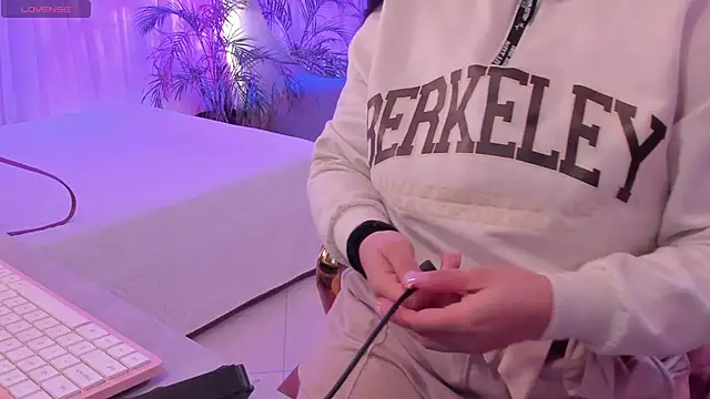 scarlet miller1 online show from November 11, 2025, 12:33 pm