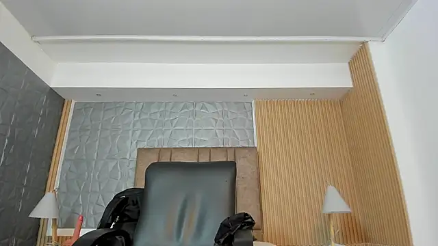 charlottewhitte online show from April 15, 2026, 10:54 am