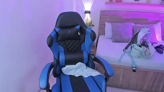 Snapshot of izaro22 chatting on September 15, 2025, 1:11 pm izaro22 online show from September 15, 2025, 1:11 pm