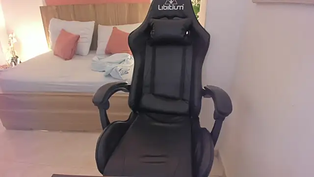 Snapshot of izaro22 chatting on March 21, 2025, 8:28 am izaro22 online show from March 21, 2025, 8:28 am