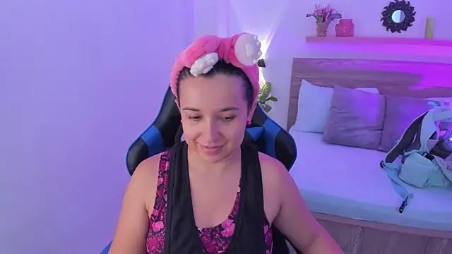 Snapshot of izaro22 chatting on September 11, 2025, 1:00 pm izaro22 online show from September 11, 2025, 1:00 pm