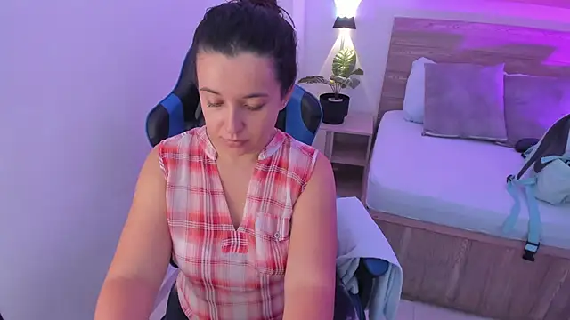 Snapshot of izaro22 chatting on September 16, 2025, 1:12 pm izaro22 online show from September 16, 2025, 1:12 pm