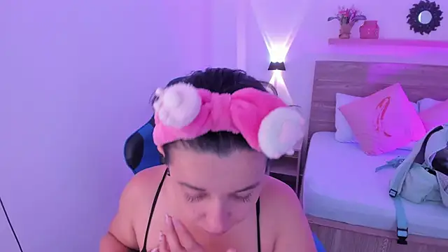 Snapshot of izaro22 chatting on October 4, 2025, 12:39 pm izaro22 online show from October 4, 2025, 12:39 pm