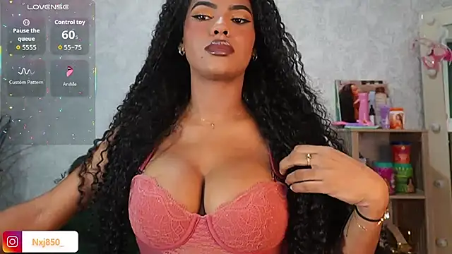 HOTBLACKANDWHITE2 online show from February 12, 2026, 11:04 pm