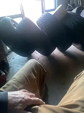 Snapshot of Themechanic420 chatting on December 3, 2024, 10:23 pm Themechanic420 online show from December 3, 2024, 10:23 pm