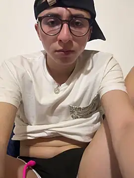 Snapshot of CamiRojas_boy chatting on March 29, 2026, 3:52 am CamiRojas boy online show from March 29, 2026, 3:52 am