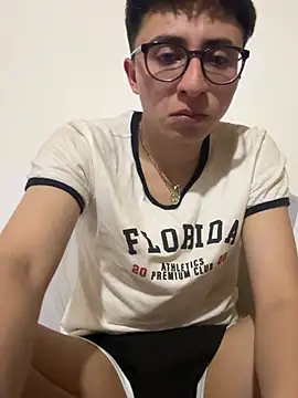 Snapshot of CamiRojas_boy chatting on March 17, 2026, 3:42 am CamiRojas boy online show from March 17, 2026, 3:42 am