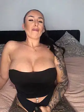 Snapshot of Mia-Bremer chatting on December 17, 2025, 7:13 am Mia-Bremer online show from December 17, 2025, 7:13 am