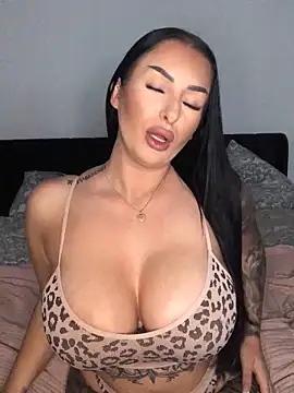 Snapshot of Mia-Bremer chatting on November 14, 2025, 2:32 pm Mia-Bremer online show from November 14, 2025, 2:32 pm