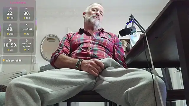 Snapshot of DaddybearVLC chatting on April 15, 2026, 9:37 am DaddybearVLC online show from April 15, 2026, 9:37 am