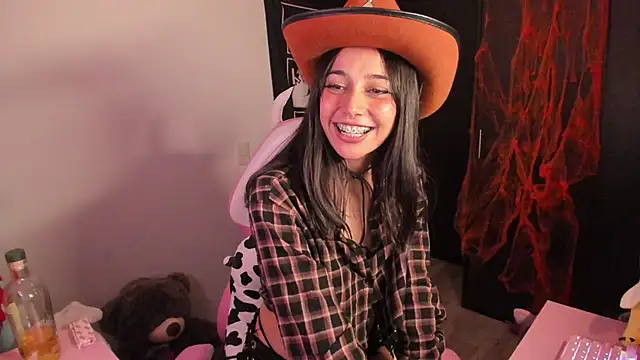 amber yull online show from October 31, 2025, 1:24 am