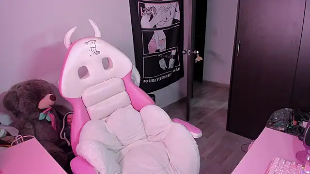 amber yull online show from September 25, 2025, 1:55 am