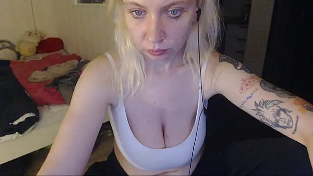 amanda kiss kiss online show from November 4, 2025, 7:50 pm