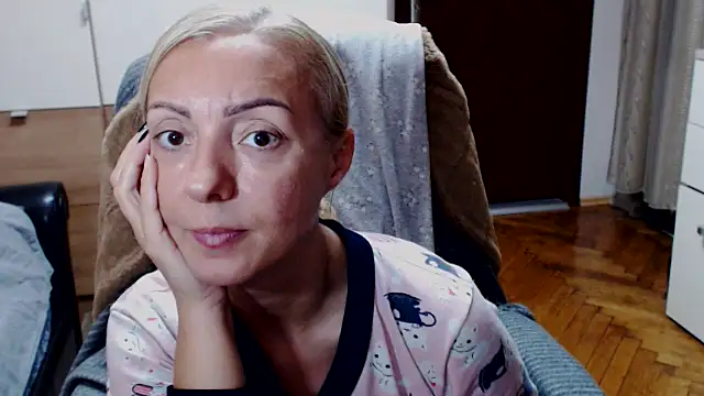 Snapshot of Leona-Exotic chatting on November 18, 2025, 11:57 am Leona-Exotic online show from November 18, 2025, 11:57 am
