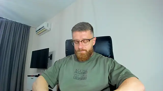 Snapshot of Findom_guy chatting on April 27, 2026, 6:17 pm Findom guy online show from April 27, 2026, 6:17 pm