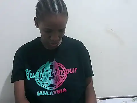 Snapshot of prettybeee chatting on December 15, 2025, 11:10 pm prettybeee online show from December 15, 2025, 11:10 pm