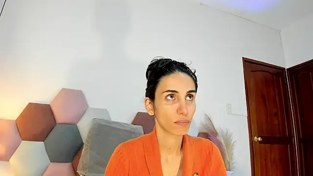 Nina Cavaali online show from November 30, 2025, 2:29 pm