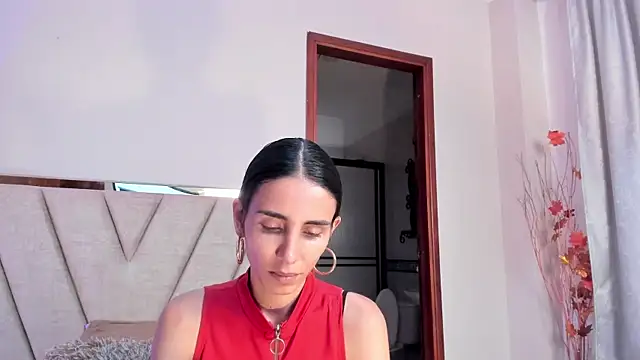 Nina Cavaali online show from November 10, 2025, 6:02 pm