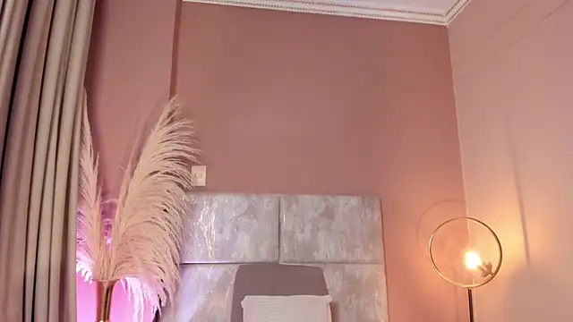 Nina Cavaali online show from November 4, 2025, 6:11 pm