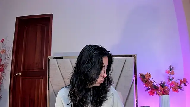 Nina Cavaali online show from November 13, 2025, 6:12 pm