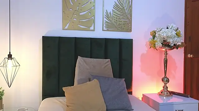 Nina Cavaali online show from September 29, 2025, 2:34 pm