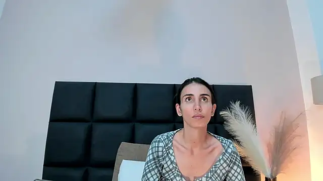 Nina Cavaali online show from December 13, 2025, 8:04 pm