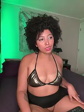 Snapshot of michell_bling1 chatting on January 21, 2025, 5:27 am michell bling1 online show from January 21, 2025, 5:27 am