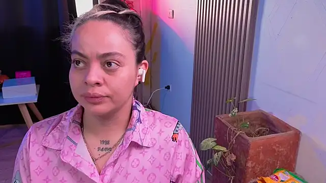 Snapshot of Cuttiealice chatting on November 18, 2025, 2:20 pm Cuttiealice online show from November 18, 2025, 2:20 pm