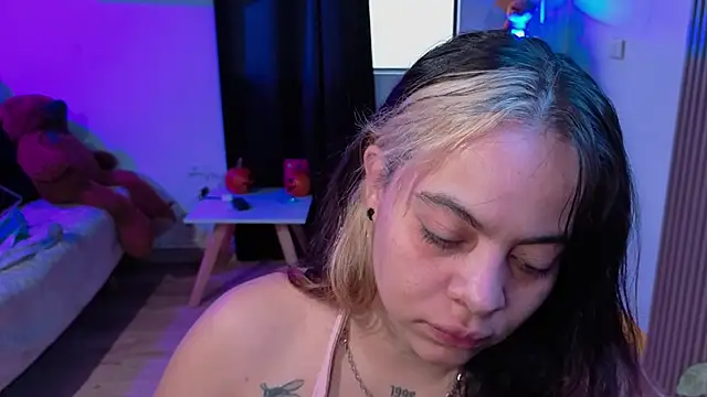 Snapshot of Cuttiealice chatting on November 15, 2025, 11:47 am Cuttiealice online show from November 15, 2025, 11:47 am