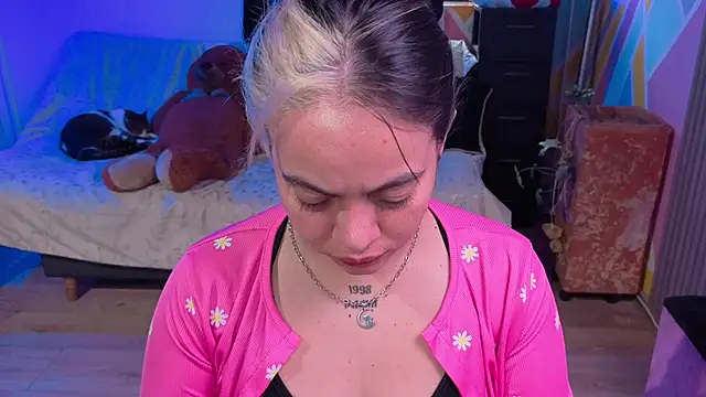 Snapshot of Cuttiealice chatting on November 4, 2025, 3:05 pm Cuttiealice online show from November 4, 2025, 3:05 pm