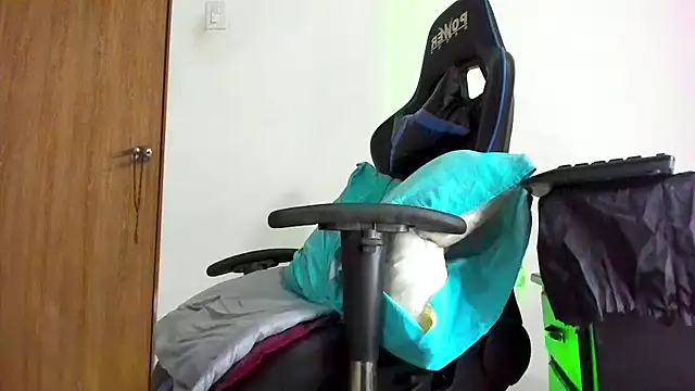 hugeeblackcock online show from April 18, 2026, 7:18 pm