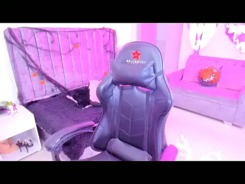 xiomara  cortes online show from October 24, 2025, 7:13 pm