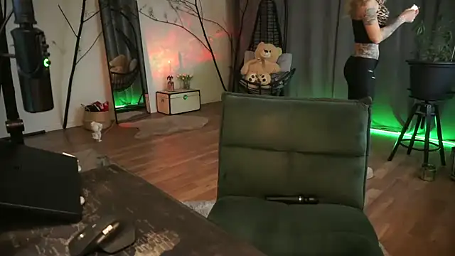 Snapshot of LaraPunkt chatting on November 27, 2025, 9:43 am LaraPunkt online show from November 27, 2025, 9:43 am