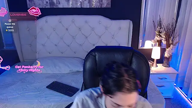 LiaVillalobos online show from December 2, 2025, 2:19 pm